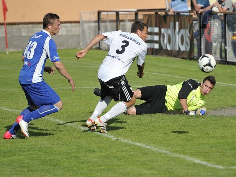 Ústečtí fotbalisté (v černobílém) prohráli s Náchodem 0:2