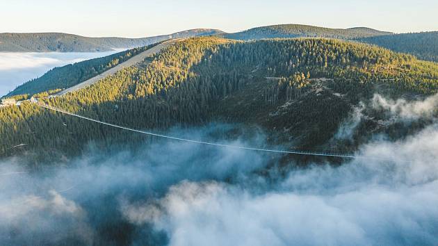 Visutý most se otevřel v polovině května. Dolní Morava je jedno z nejrychleji rostoucích turistických center v zemi. Vedle oblíbené stezky v oblacích, bobové i mamutí horské dráhy a dalších atraktivit postavili v obci také visutý most. 