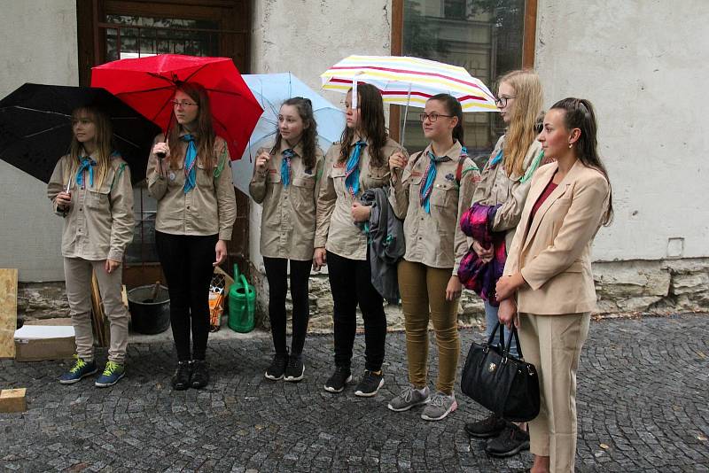 Ve Vysokém Mýtě byly položeny Kameny zmizelých. Takzvané stolpersteiny budou připomínkou osudů jedné z místních židovských rodin, která se stala obětí holocaustu. Hana Frischmannová se svými syny Františkem a Jiřím bydlela v domě čp. 55 na Litomyšlském Př