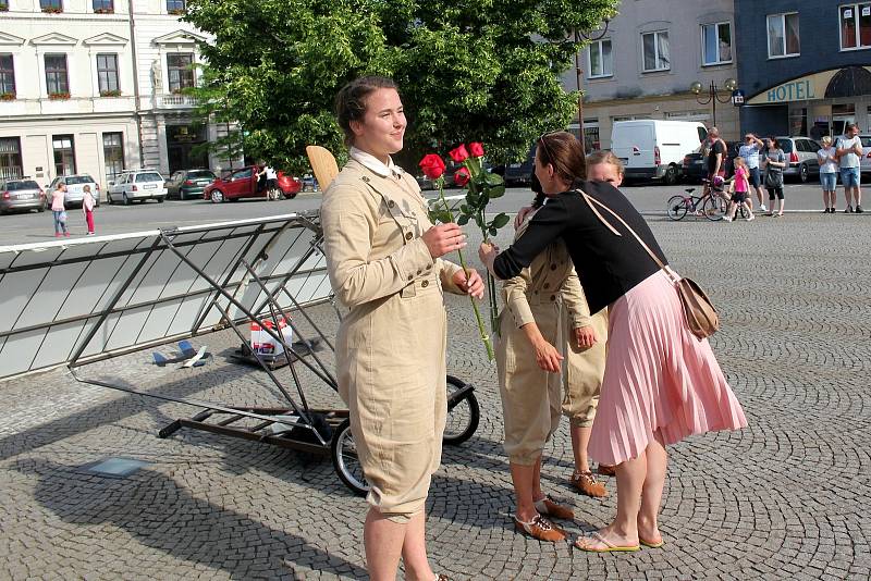 V rámci choceňského Skorofestivalu se na náměstí představily Letkyně ze souboru Holektiv.