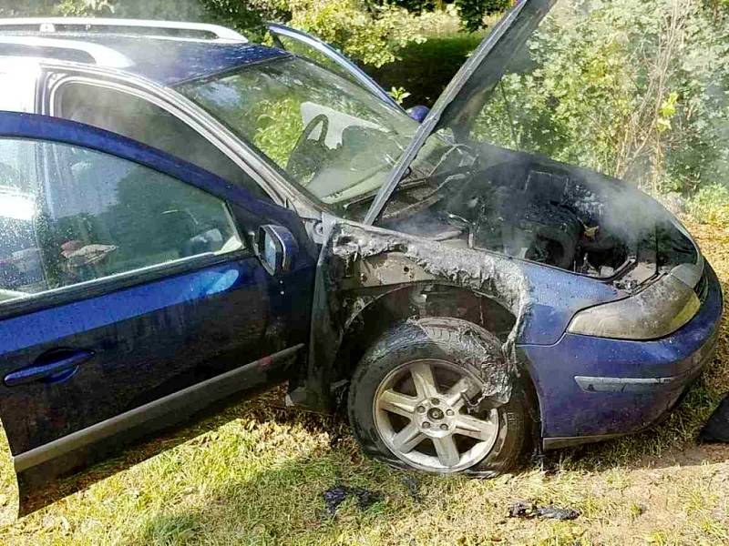 Při opravě vozidla zahořel prostor v okolí motoru.