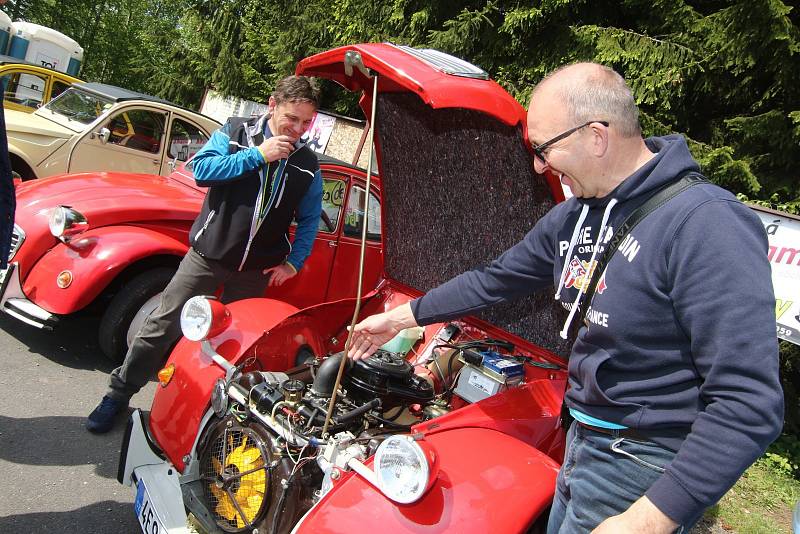 Devátý ročník regionálního setkání majitelů a přátel vozidel Citroen 2 CV lidově nazývaného „Kachna“, se uskutečnil ve středu 8. května na Andrlově chlumu u Ústí nad Orlicí.