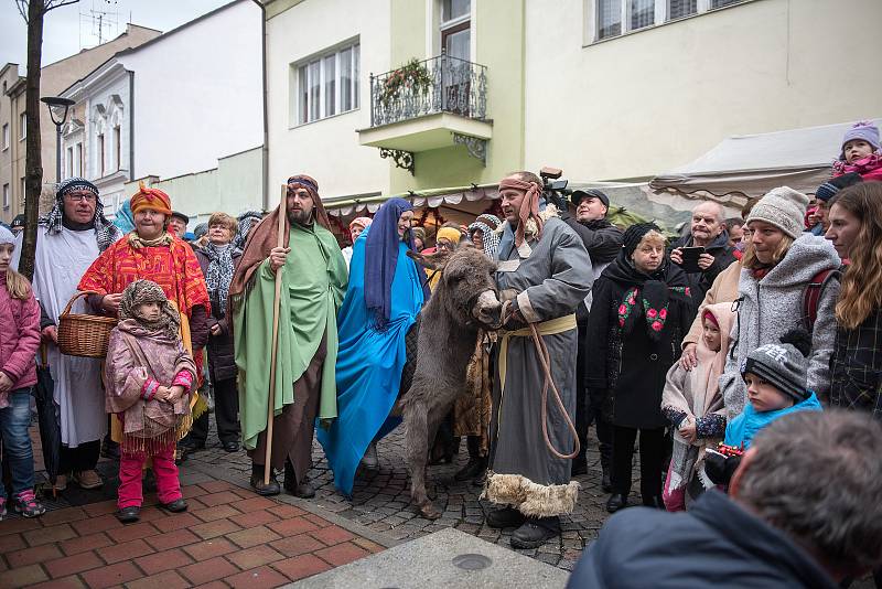 V Nádražní ulici v České Třebové se v neděli konaly vánoční trhy.