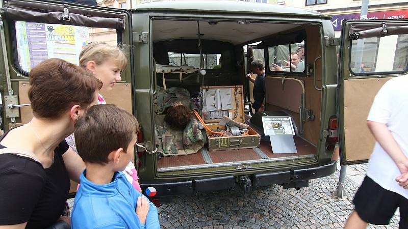 Řadu zastávek měla v sobotu kolona vojenské historické techniky, která křižovala okresem Ústí nad Orlicí.