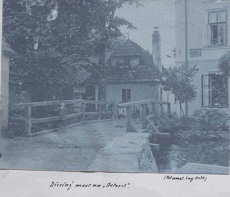 Původní dřevěný most před hostincem Na Ostrově, vpravo, počátek 20. století