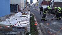Dopravu v Lanškrouně zastavily betonové panely