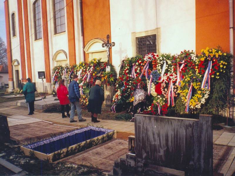 Z pohřbu Josefa Luxe v Chocni.
