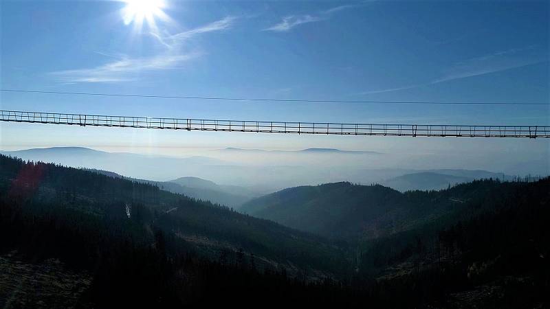 Unikátní visutý most měří 721 metrů.
