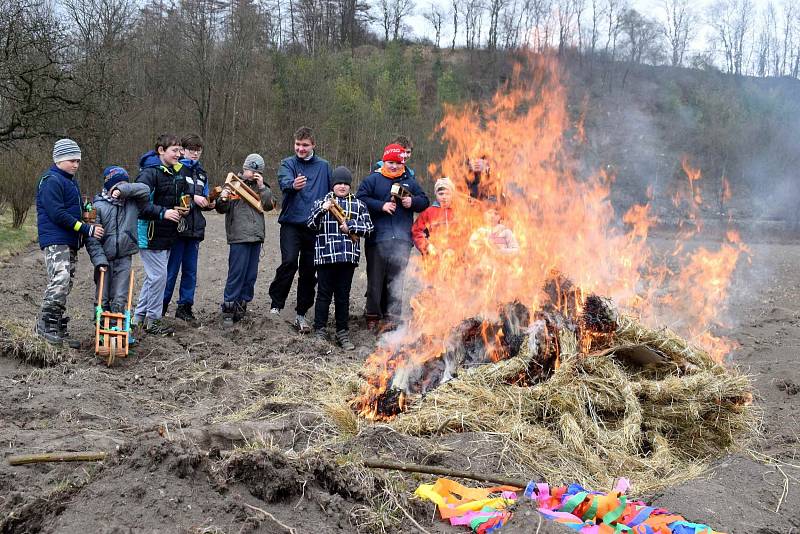 Stradouní prošel za zvuku hrkaček průvod s Jidášem