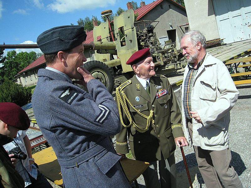 Na Hůrce slavnostně otevřeli výstavu věnovanou Čechoslovákům, kteří bojovali „s padákem nad hlavou“.