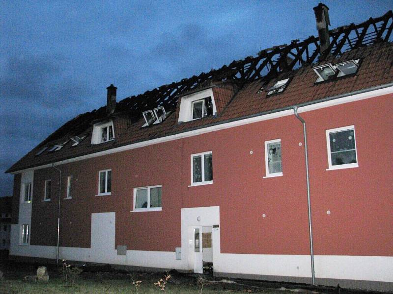 V Rudolticích hořel bytový dům.