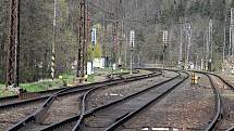 Slavnostním poklepáním kladívka na kolejnici v pátek dopoledne oficiálně začala rekonstrukce trati mezi Ústím nad Orlicí a Brandýsem nad Orlicí.