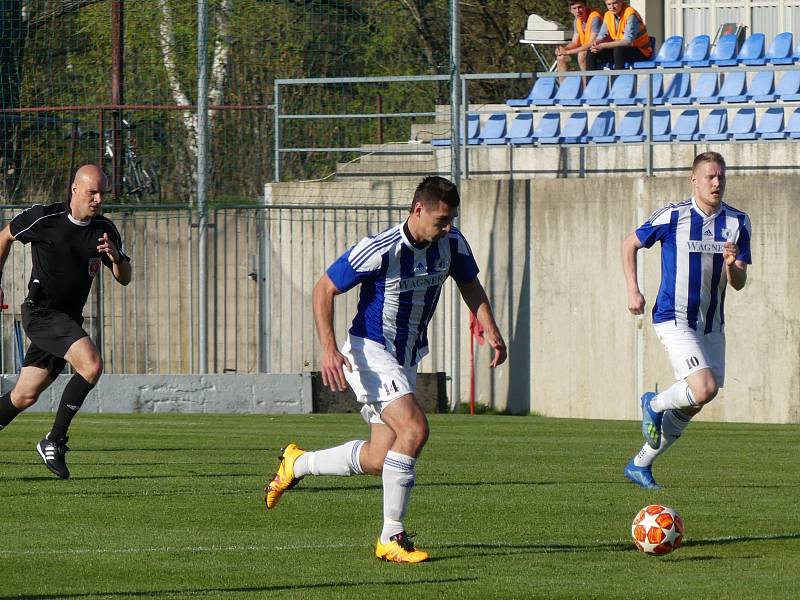 Fotbalisté Ústí nad Orlicí porazili v pátečním utkání ČFL Domažlice 3:0.