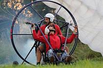 Ze Sletu chroustů, setkání příznivců létání, zejména motorového paraglidingu, na polním letišti v Červeném Potoce u Králík. 