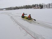 Hasiči z Lanškrouna zachraňovali srnku, pod kterou se prolomil led. 