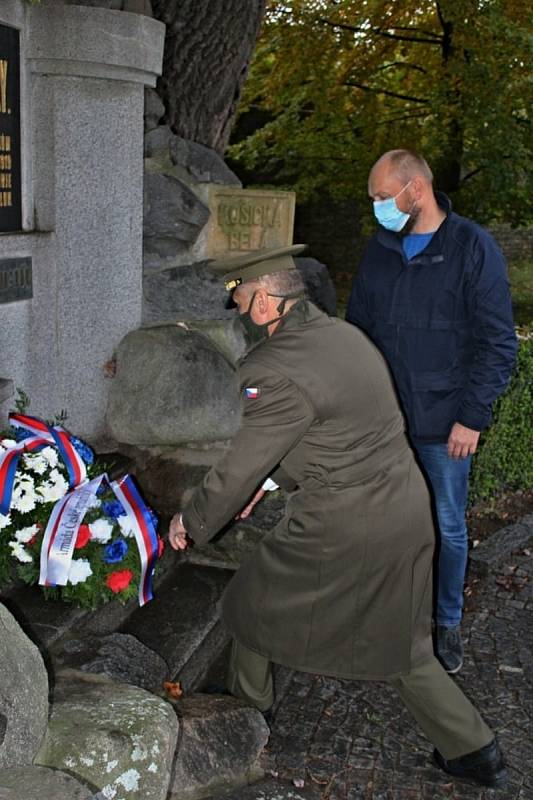 Ve Vysokém Mýtě byly v úterý 27. října v předvečer výročí položeny květiny k pomníku 30. pěšího pluku v Jungmannových sadech.