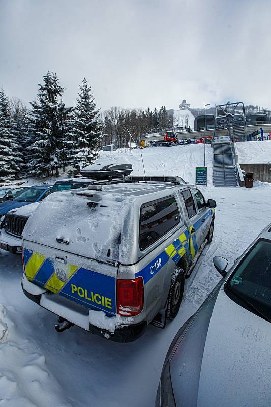 Na Dolní Moravě se ve čtvrtek dopoledne spustila lanovka na základě poskytovaní veřejné služby, jak tvrdí provozovatel.  Policie dorazila kolem třinácté hodiny.