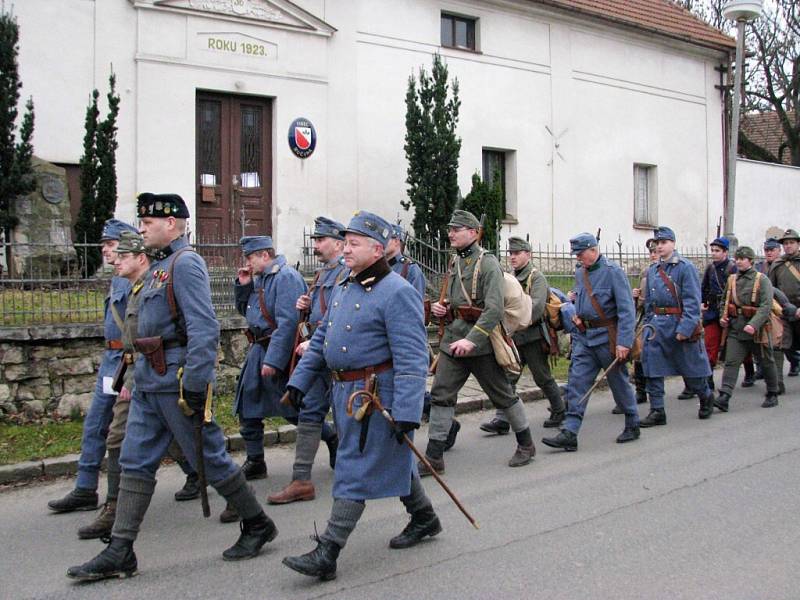 Členové Klubu přátel vojenské historie Pardubicko uctili při tradičním zimním pochodu památku obětí 1. světové války na Vysokomýtsku.