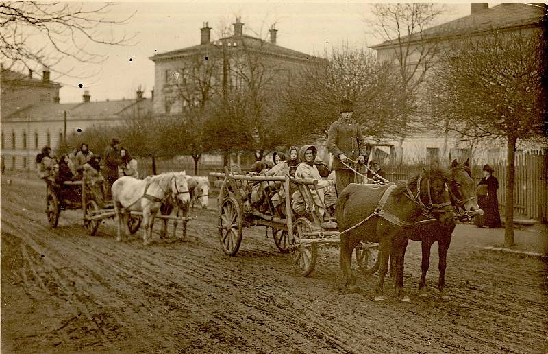 Na podzim 1915 do Chocně začaly přijíždět nové transporty uprchlíků z východní Haliče (dnešní západní Ukrajiny)