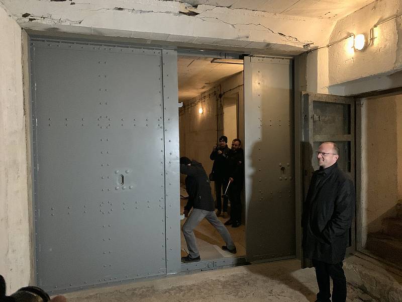 Pancéřová vrata váží osm tun. FOTO: Štěpán Hubálek