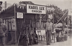 Majitel firmy Karel Lux se svým výstavním stánkem v Praze, 1. republika.