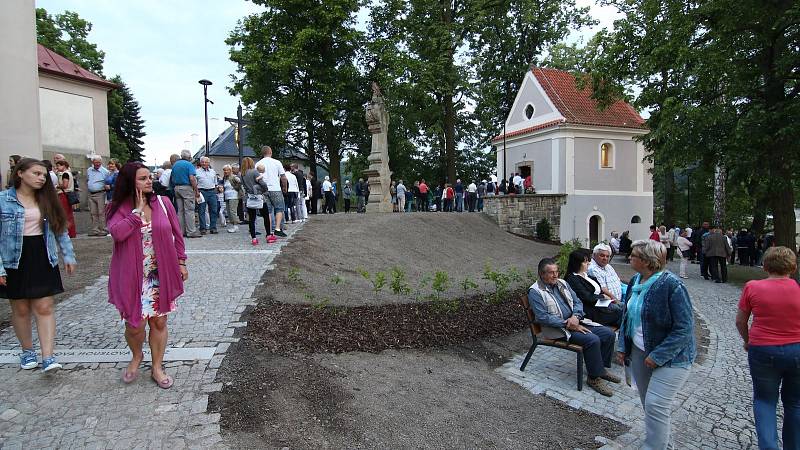 Za noci kostelů v Ústí slavnostně otevřeli nový park