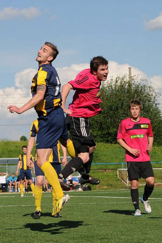 Třebovští fotbalisté (ve fialovém) porazili svitavskou rezervu 3:1.