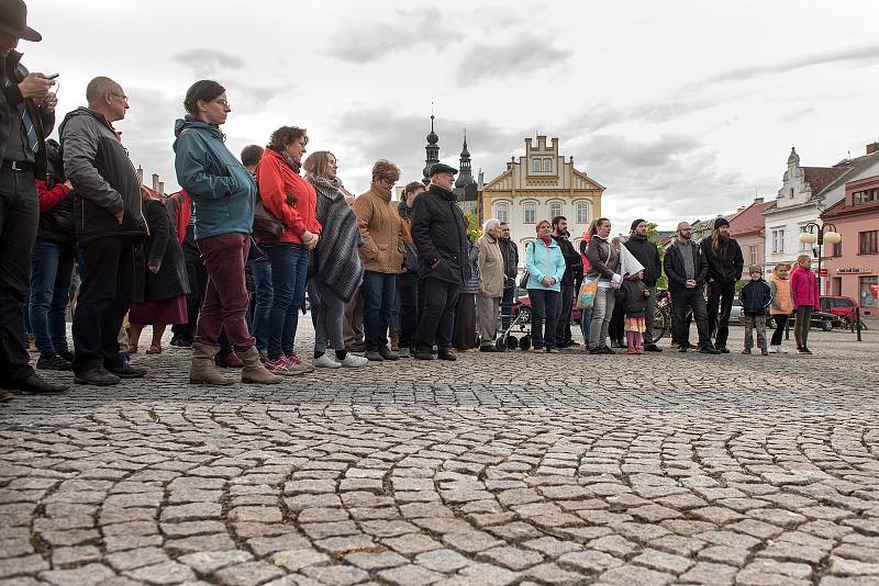 Nejsme slepí. S tímto mottem se na Starém náměstí v České Třebové sešlo okolo stovky lidí lidí na demonstraci za nezávislost justice.