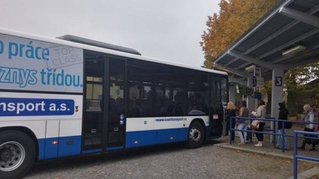 ČSAD chybí zaměstnanci, kteří jsou podle vedení firmy nemocní nebo v karanténě. Odbory, ale i zaměstnanci, se kterými redakce Deníku hovořila, vidí příčinu jinde.