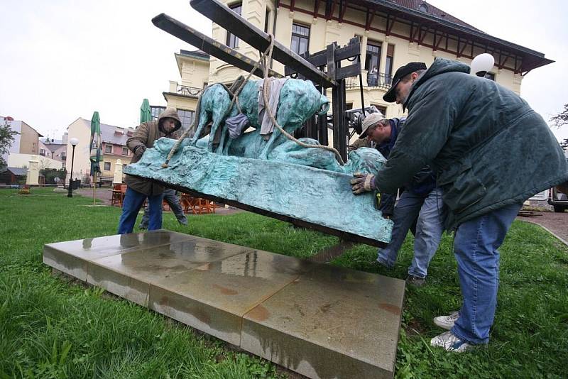 Sousoší „MRTVÝ ÁBEL“  významného českého sochaře a ústeckého rodáka Quido Kociana bude slavnostně odhaleno dnes v 16 hodin na zahradě u Kocianovy vily v Ústí nad Orlicí.