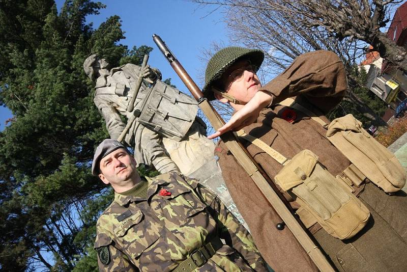 Kladení věncu u příležitosti Dne veteránů v Ústí nad Orlicí.