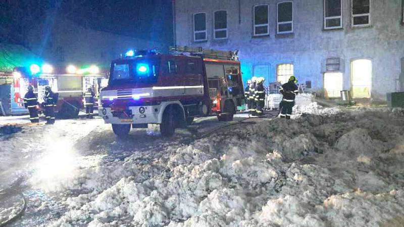 Požár přádelny v Chocni zvedl ze židlí i postelí hasiče z pěti jednotek.