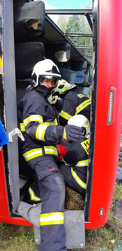 Srážka vlaku s autobusem byla naštěstí jen cvičná.