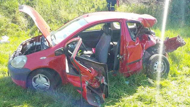 Osobní automobil po střetu s vlakem na železničním přejezdu v Letohradu.