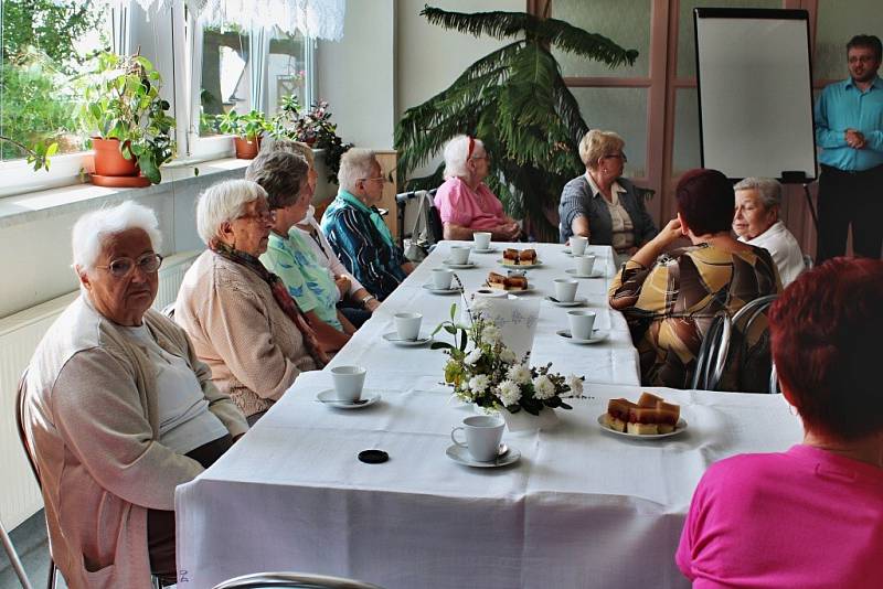První společné setkání s rodinnými příslušníky v ústeckém domově důchodců.