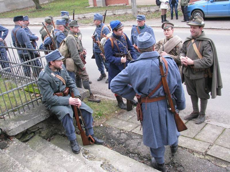 Členové Klubu přátel vojenské historie Pardubicko uctili při tradičním zimním pochodu památku obětí 1. světové války na Vysokomýtsku.