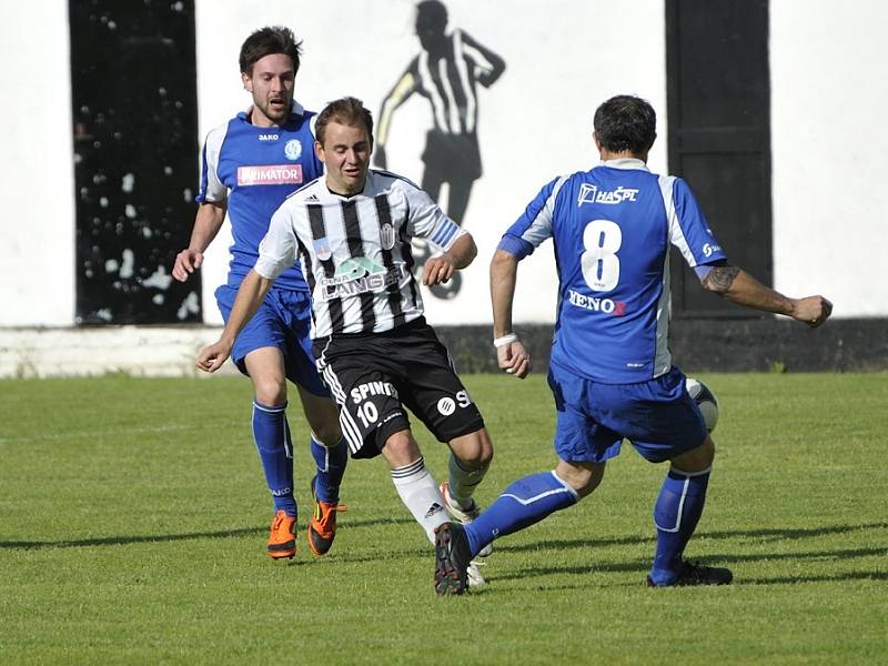 Ústečtí fotbalisté (v černobílém) prohráli s Náchodem 0:2