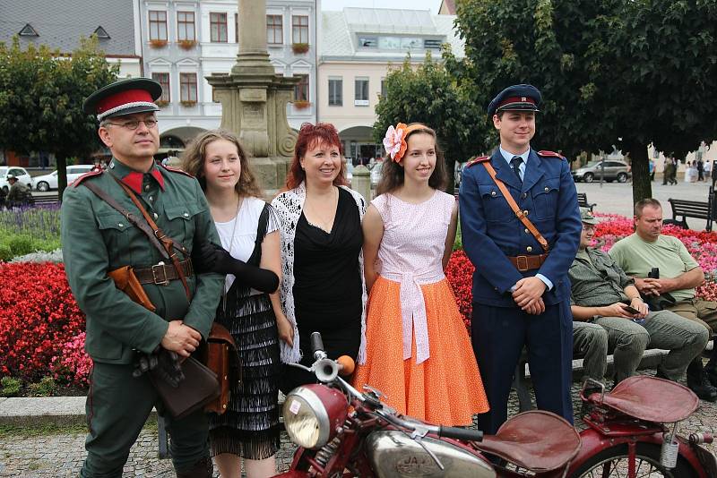 Řadu zastávek měla v sobotu kolona vojenské historické techniky, která křižovala okresem Ústí nad Orlicí.