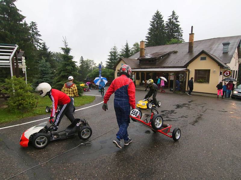 Závody minikár na Andrlově chlumu.