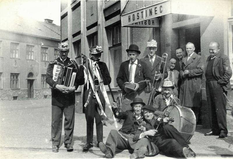 Koleda - muzikanti před hostincem, 60. léta 20. století.