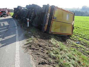 Na silnici za Jablonným nad Orlicí si kamion lehl do příkopu.