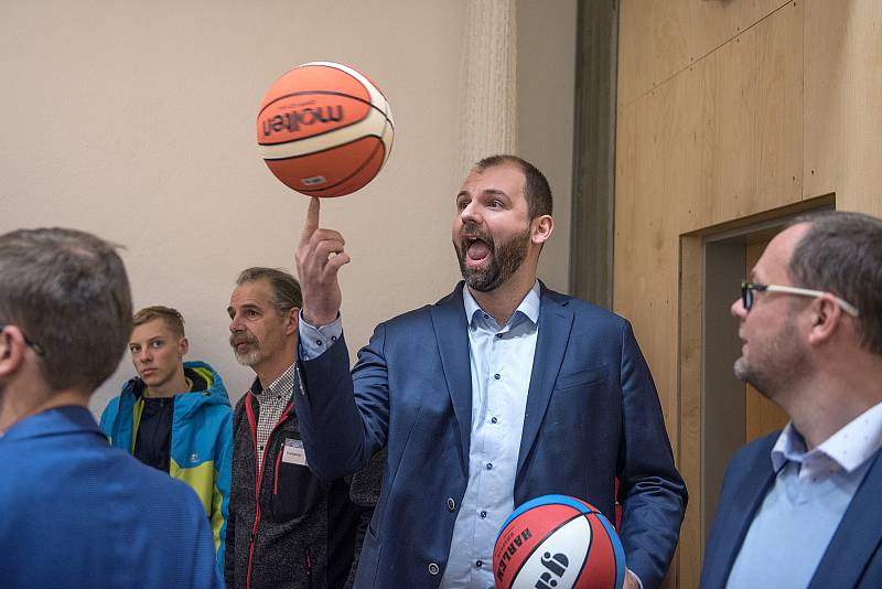 Opravená sportovní hala Na skalce v České Třebové se 11. ledna otevřela veřejnosti.