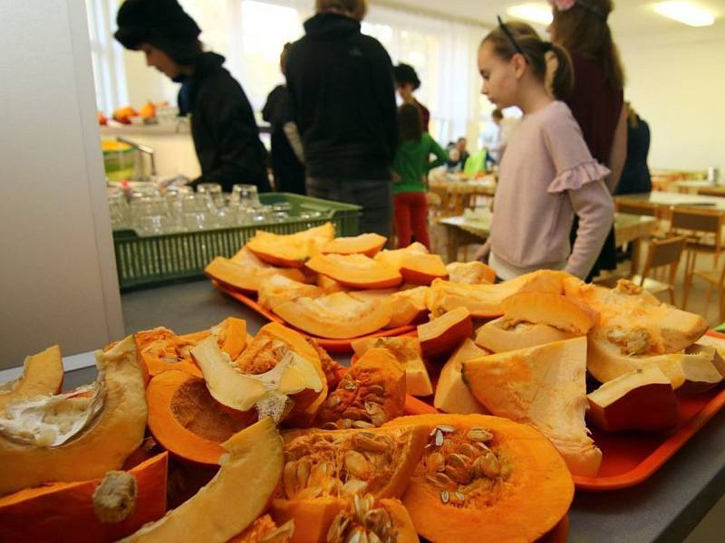 Na ZŠ Bratří Čapků v Ústí nad Orlicí se ve středu konalo zábavné odpoledne v halloweenské tematic