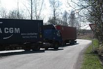 Kamiony na příjezdové silnici k překladišti Metrans.