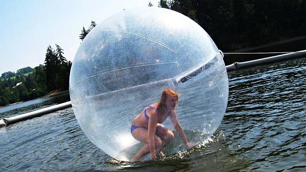 Možnosti nechat se zavřít do koule a „projít se“ po vodě využívá stále více zájemců. Aquazorbing nabízejí na koupalištích a v aquaparcích, Orlický deník ovšem na tuto atrakci narazil také na Pastvinské přehradě, která v těchto dnech zažívá nápor.