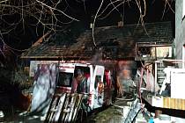 Hasiči ve Vraclavi zachraňovali rodinný dům, kterému vzplála celá garáž