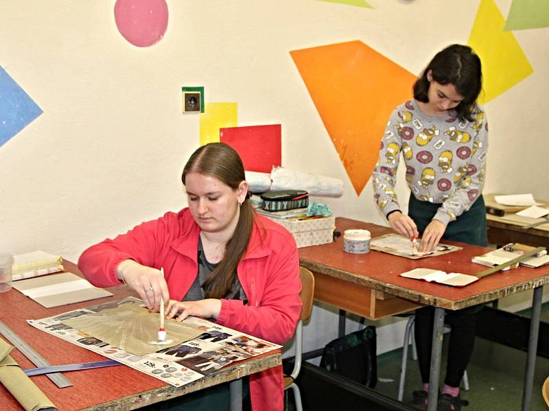 Tradiční řemeslo ručních knihařů se učí studenti odborné školy a učiliště v Lanškrouně.