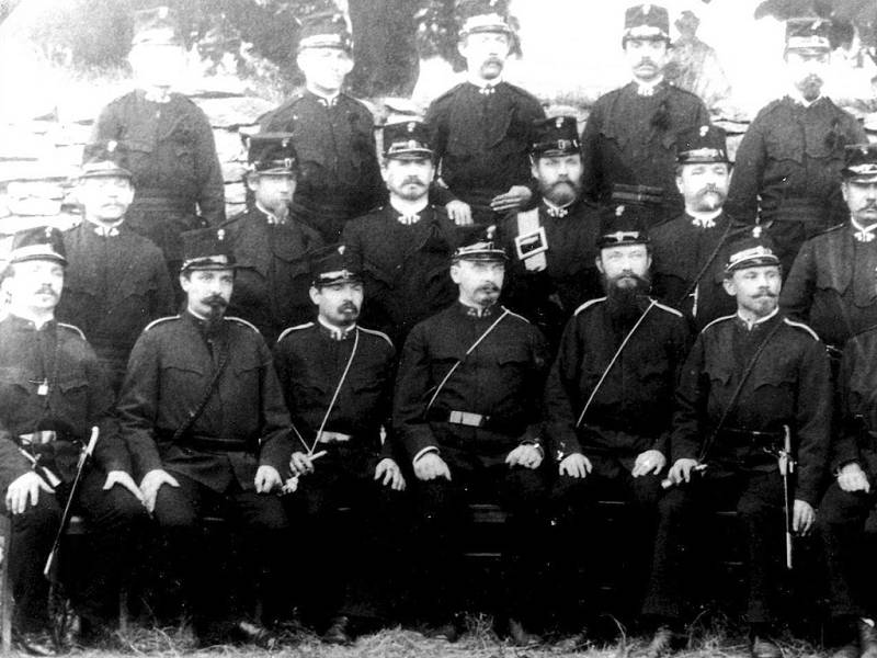 Sbor dobrovolných hasičů v České Třebové v roce 1887. Čtvrtý zleva v dolní řadě velitel J. B. Hubálek, od něho nalevo vidíme továrníka Antonína Felcmana.