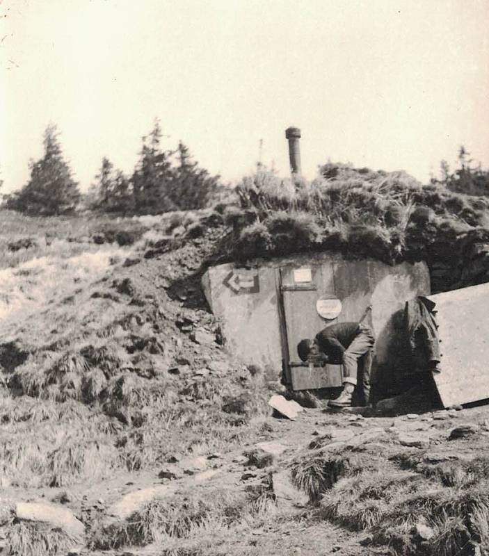 Pramen řeky Moravy - Vlaštovicí skály, zhruba rok 1940.