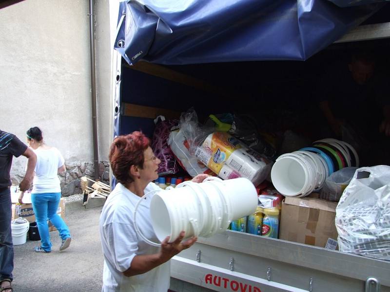 Oblastní spolek ČČK Ústí nad Orlicí vezl humanitární pomoc na Děčínsko.